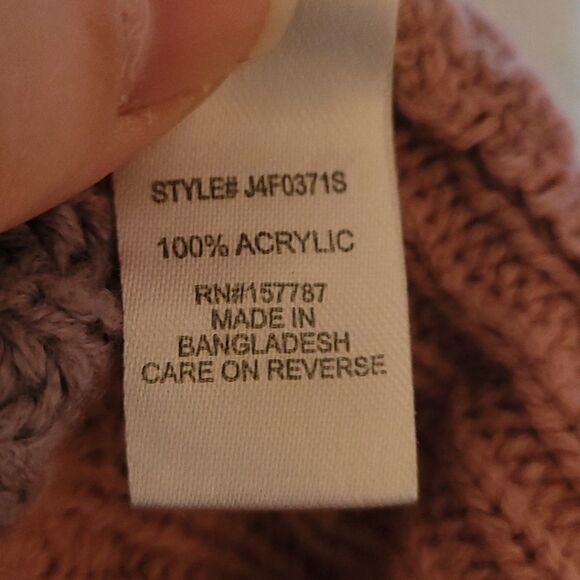 Full Circle Trends Distressed woman's sweater size large - Picture 6 of 6